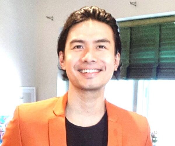 Christian Bautista renews contract with GMA