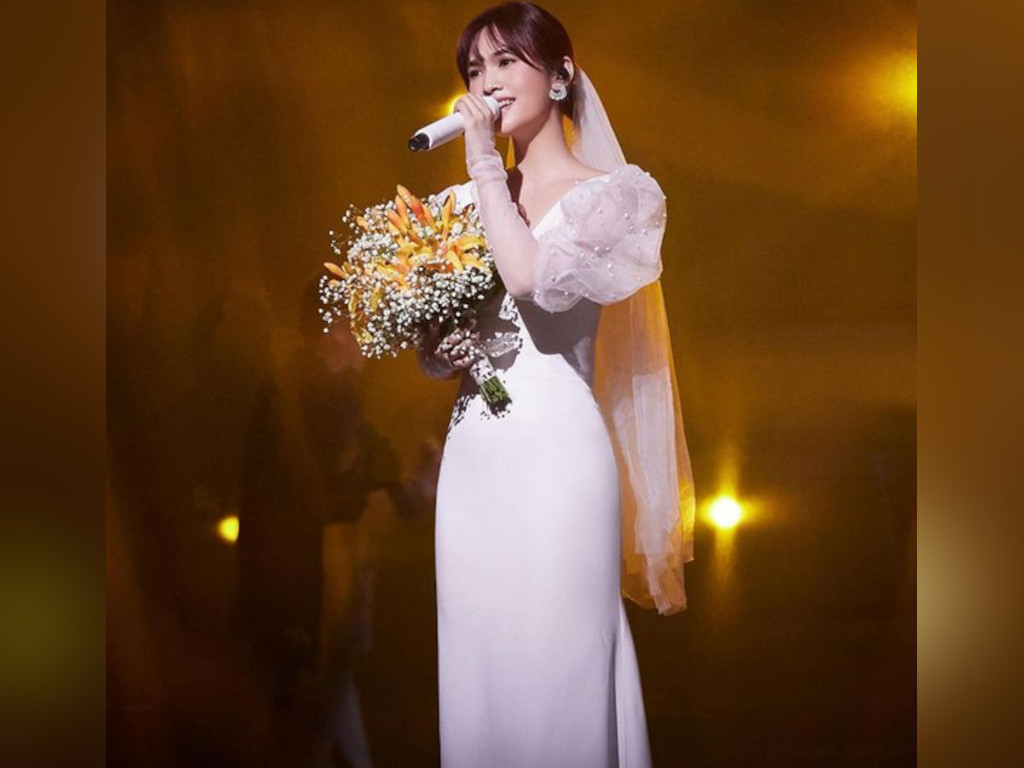 Rainie Yang stuns in wedding dress for a performance