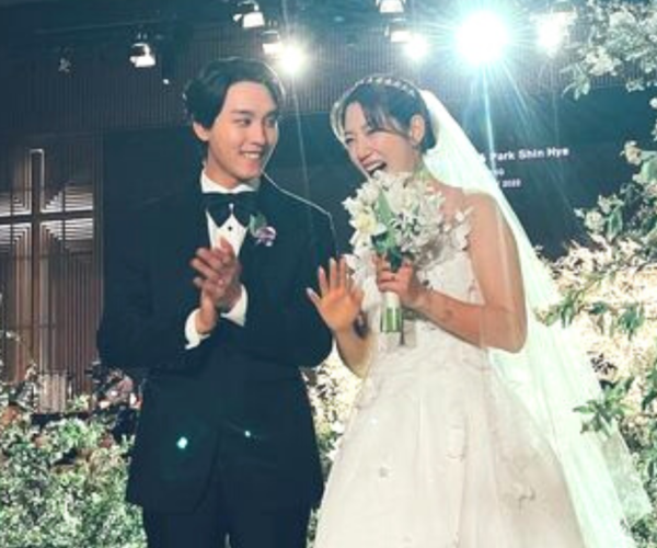 Park Shin-Hye, Choi Tae-Joon thank fans after wedding