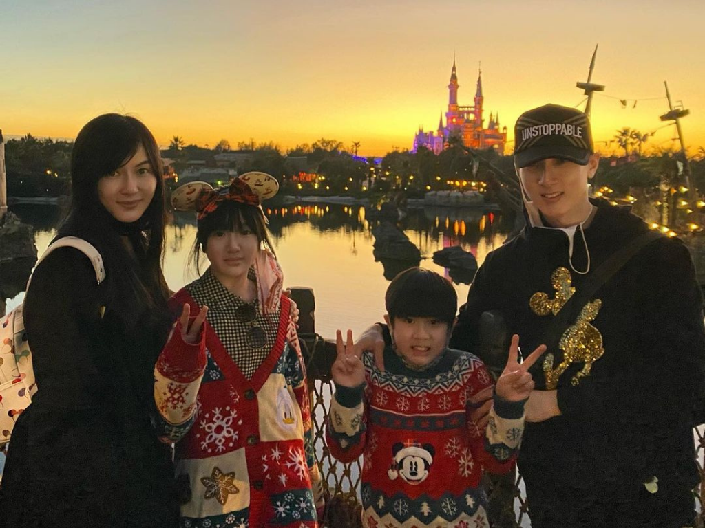 Wu Chun moves his whole family to China