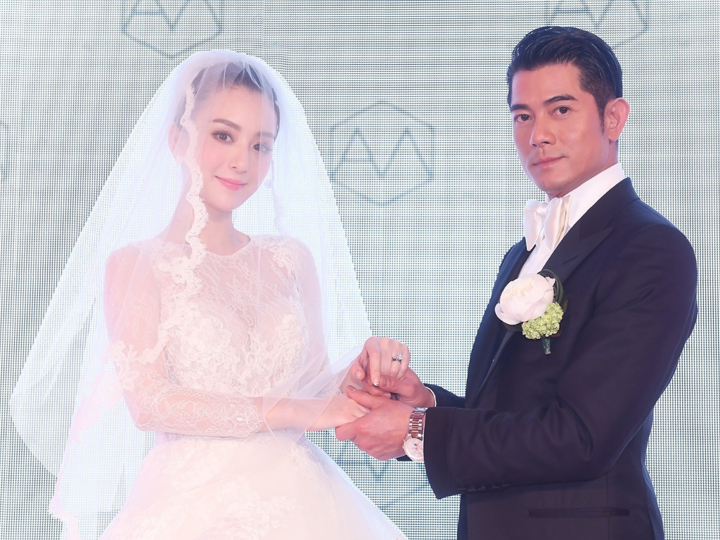Moka Fang shares rare wedding photos on social media