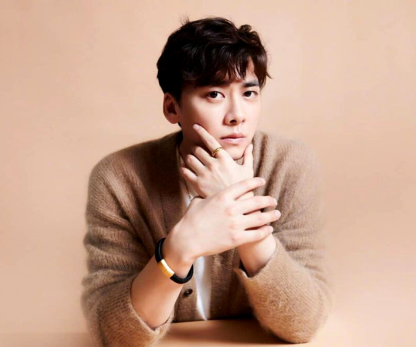 Li Yifeng loses two awards following prostitution scandal
