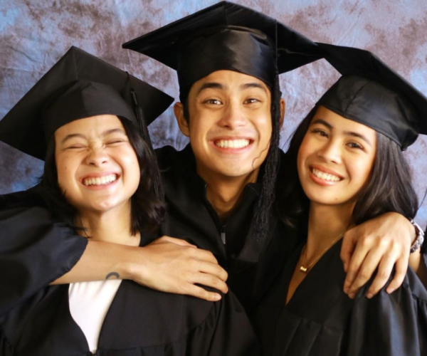 Donny Pangilinan and sisters graduated college