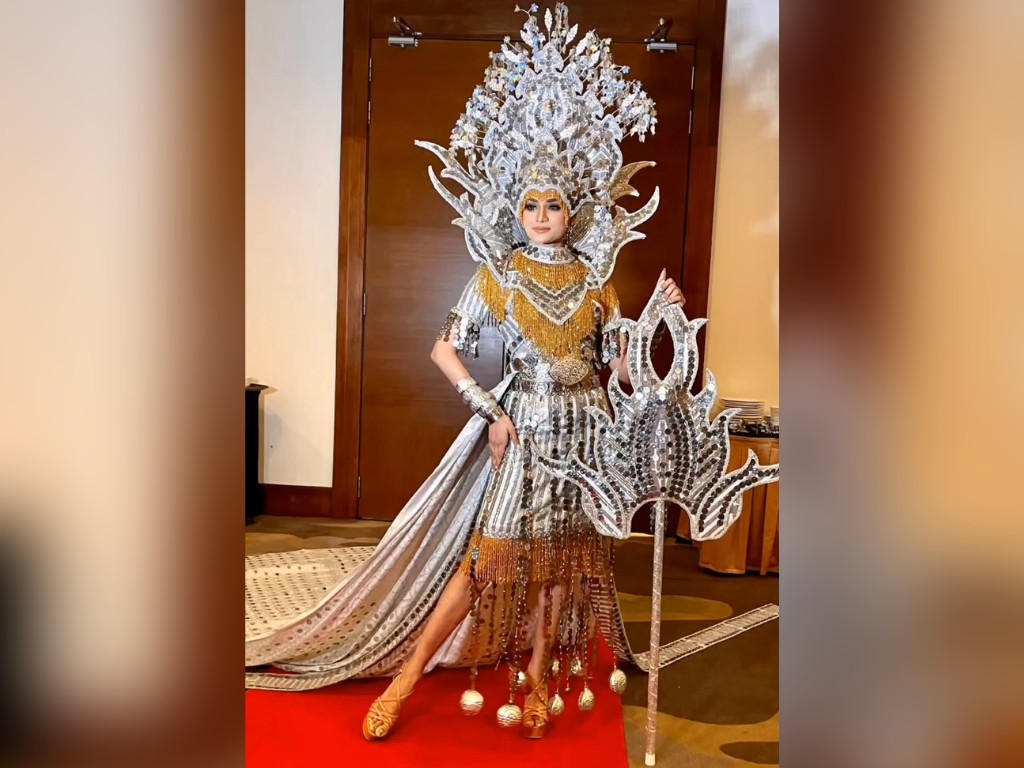 Mrs Malaysia’s national costume makes it into Malaysian Book of Records