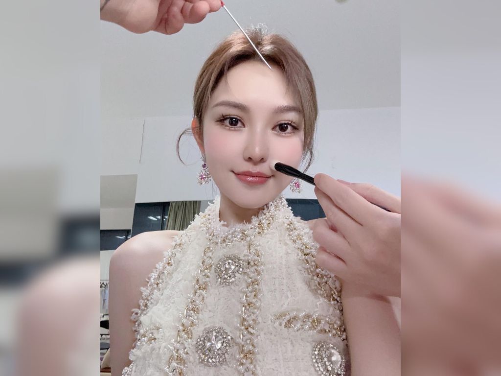 Grace Chow denies plastic surgery with makeup photos