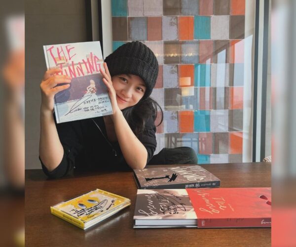 Tang Wei shows off signed copy of IU’s “The Winning”