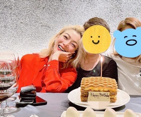 Sammi Cheng celebrates birthday wearing the red blouse from her old MV