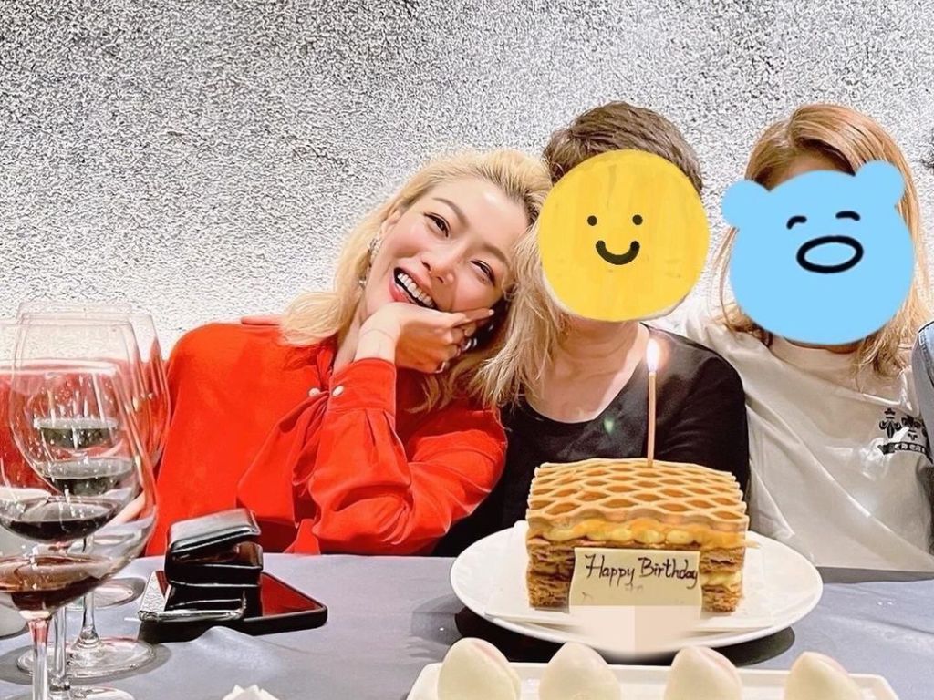 Sammi Cheng celebrates birthday wearing the red blouse from her old MV
