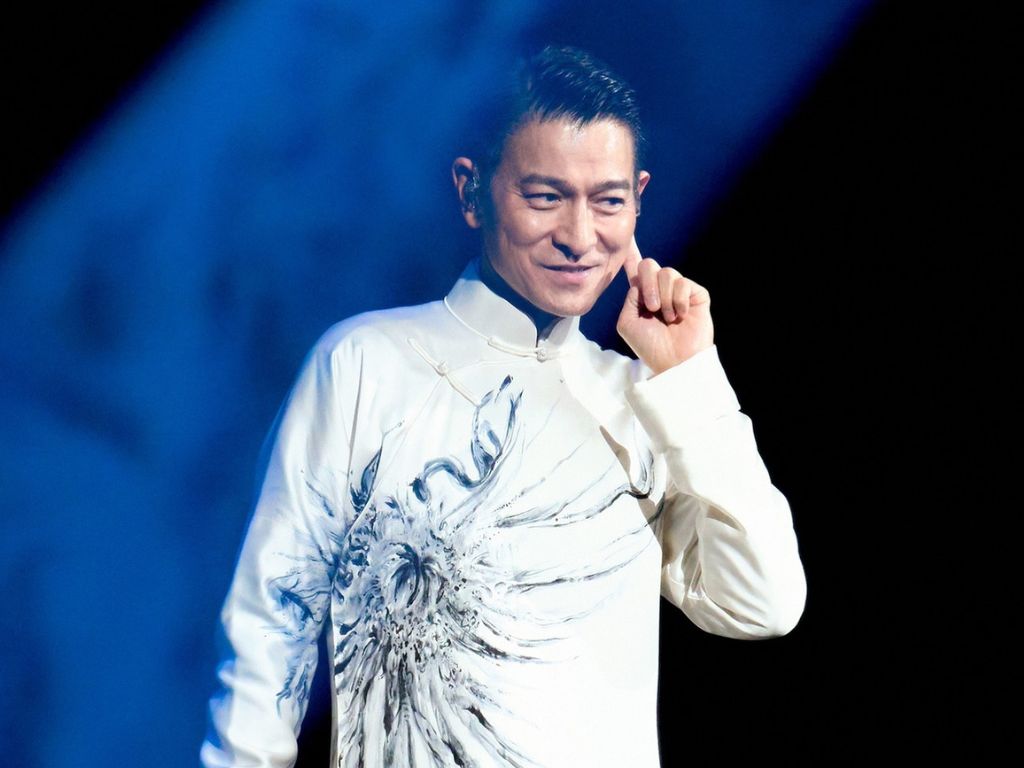 Andy Lau had another falling incident during concert