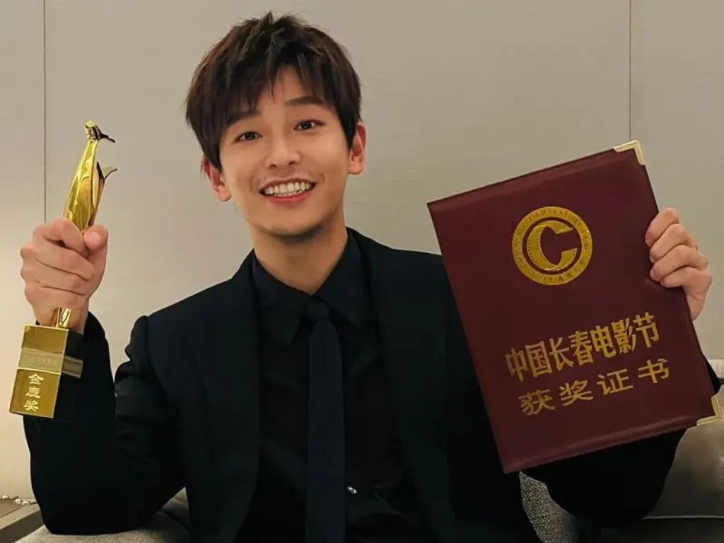 Peng Yuchang surprises with new look at awards show
