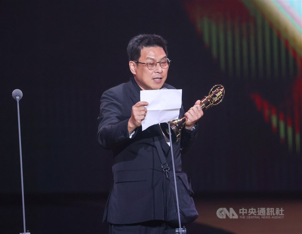 Wu Kang-ren won Best Actor at 59th Golden Bell Awards | theHive.Asia Wu Kang-ren won Best Actor at 59th Golden Bell Awards, celeb asia, golden bell awards, hsu chao-jen, wu kang-ren, theHive.Asia