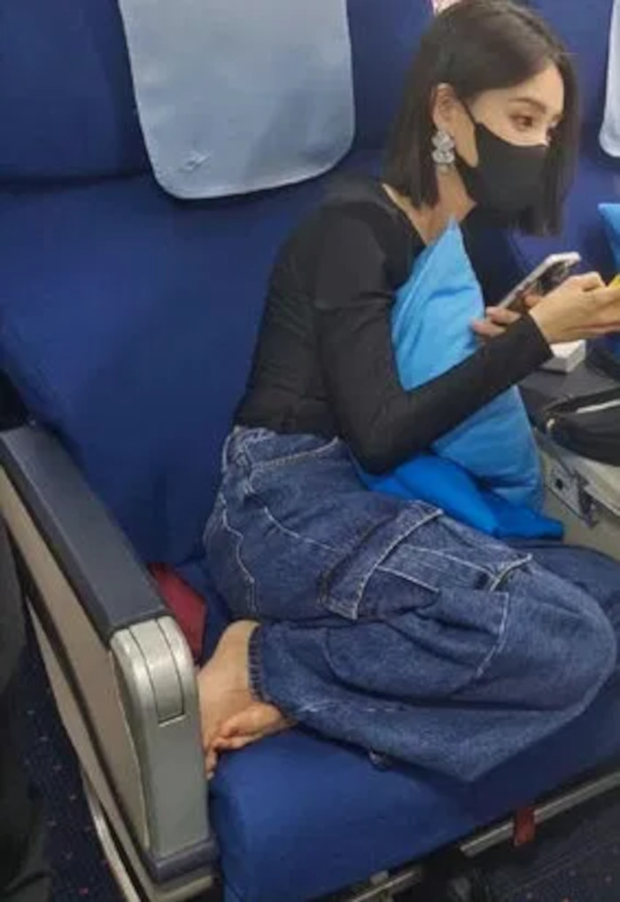 Li Yitong slams for putting feet up on plane seat, celeb asia, Li Yitong, theHive.Asia, 7ec liyitongslamsputtingfeetup01