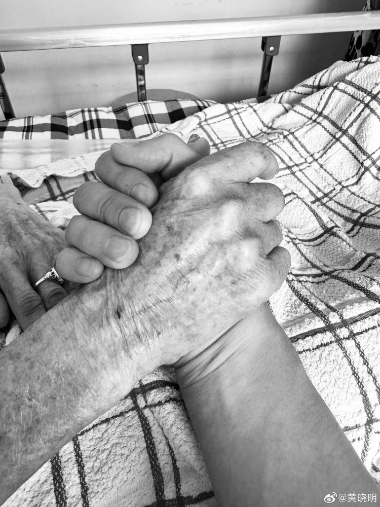 Huang Xiaoming lost his beloved grandmother, huang xiaoming, celeb asia, theHive.Asia, Huang and grandma