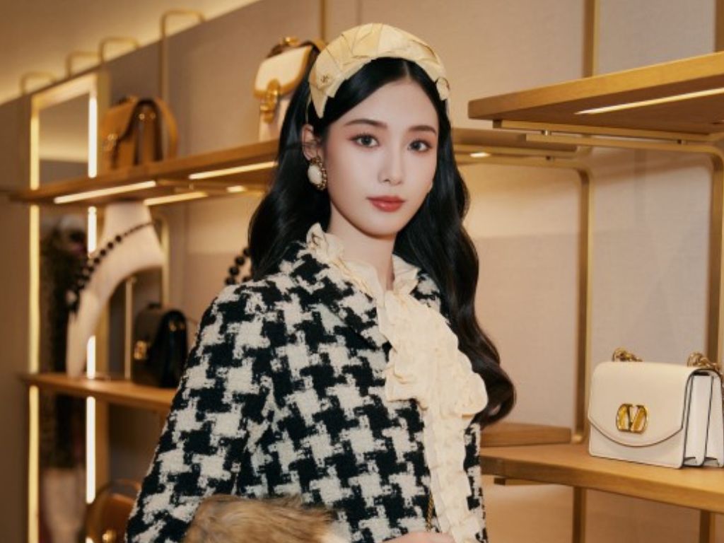 Xu Yiyang shines radiantly in first public appearance post-wedding