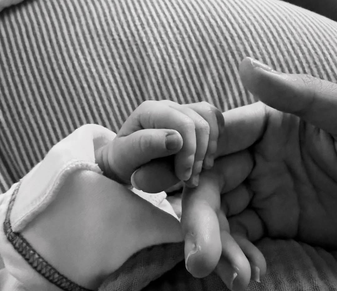 Nini Ouyang gives birth to first baby, bryan chang, celeb asia, nini ouyang, theHive.Asia, 咻一下～平安降落了！各位叔叔阿姨好我叫睦睦🫶 小睦睦歡迎你來到這個世界！爸比媽咪會一起牽著你的手陪著你一起長大～謝謝大家的關心，這幾天經歷了一場奇幻的旅程！現在想1