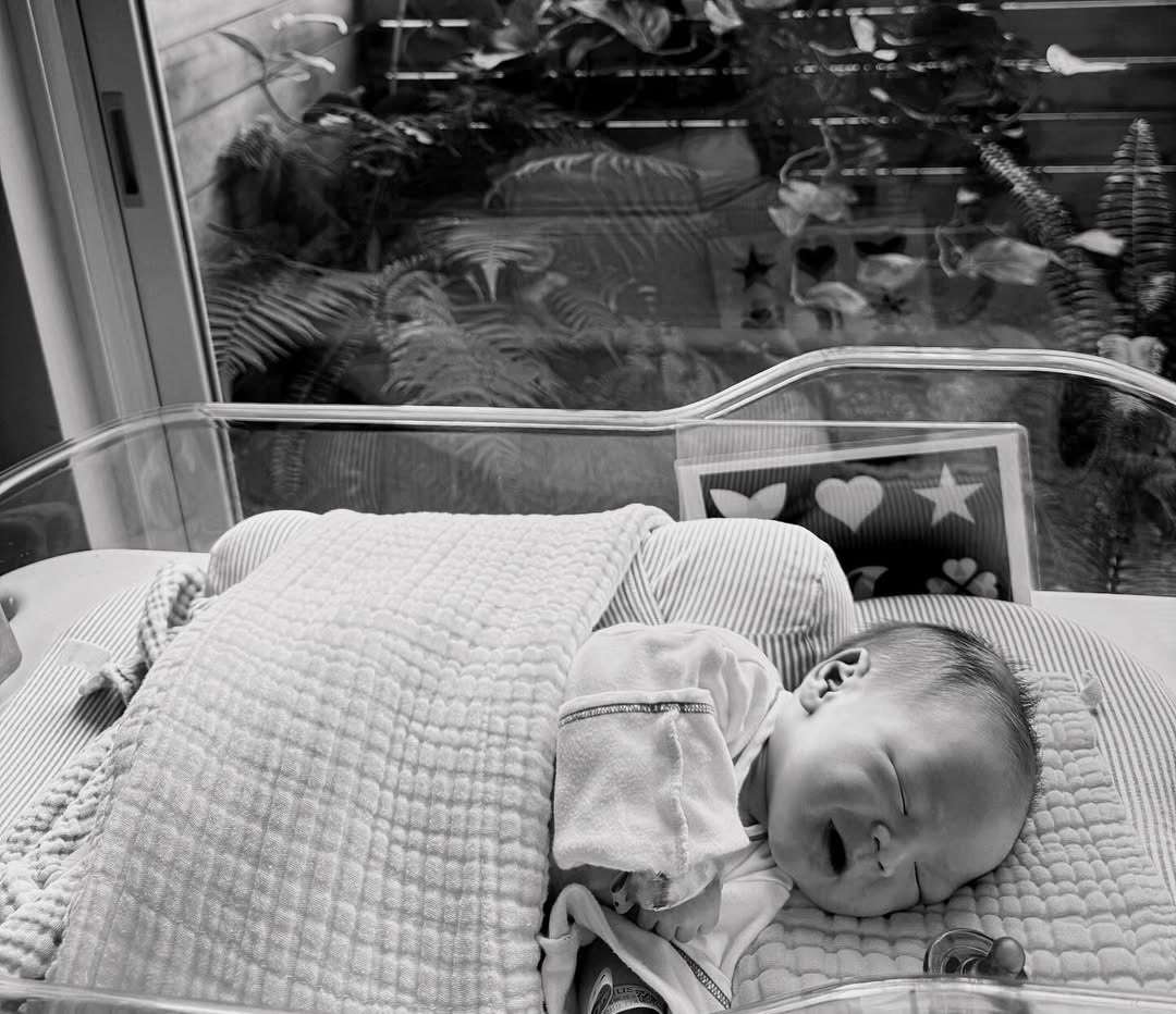 Nini Ouyang gives birth to first baby, bryan chang, celeb asia, nini ouyang, theHive.Asia, 咻一下～平安降落了！各位叔叔阿姨好我叫睦睦🫶 小睦睦歡迎你來到這個世界！爸比媽咪會一起牽著你的手陪著你一起長大～謝謝大家的關心，這幾天經歷了一場奇幻的旅程！現在想2