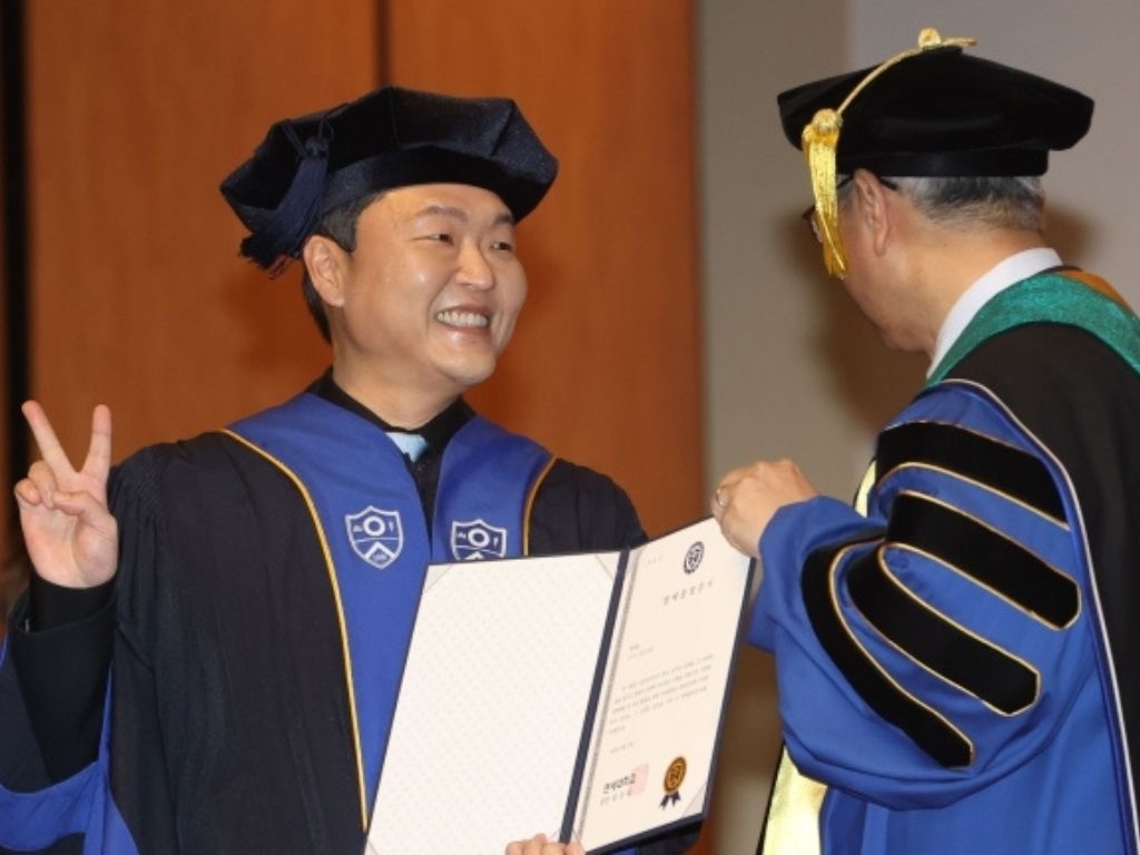 Psy receives honorary diploma from Yonsei University