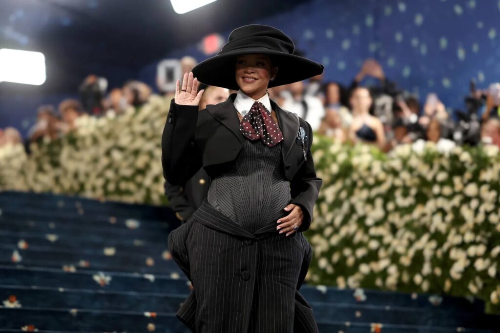Rihanna shows off baby bump at MET Gala 2025 | theHive.Asia Rihanna shows off baby bump at MET Gala 2025, news, A$AP Rocky, celeb, met gala 2025, rihanna, theHive.Asia, rihanna pregnant 2
