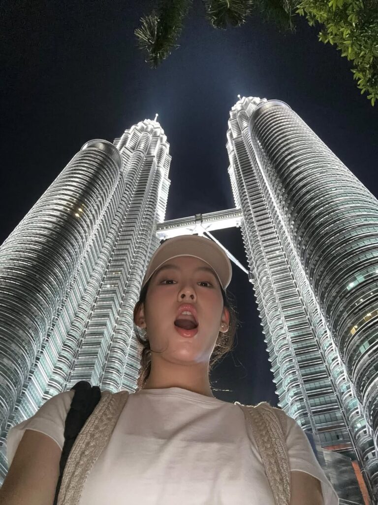 Gigi Yim surprises fans with KLCC selfie | theHive.Asia Gigi Yim surprises fans with KLCC selfie, celeb asia, gigi yim, theHive.Asia