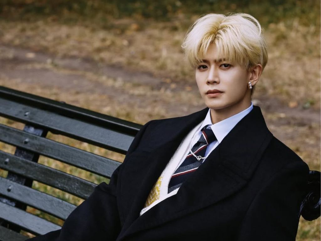 Ren Jialun’s camp reminds fans not to throw things at the actor