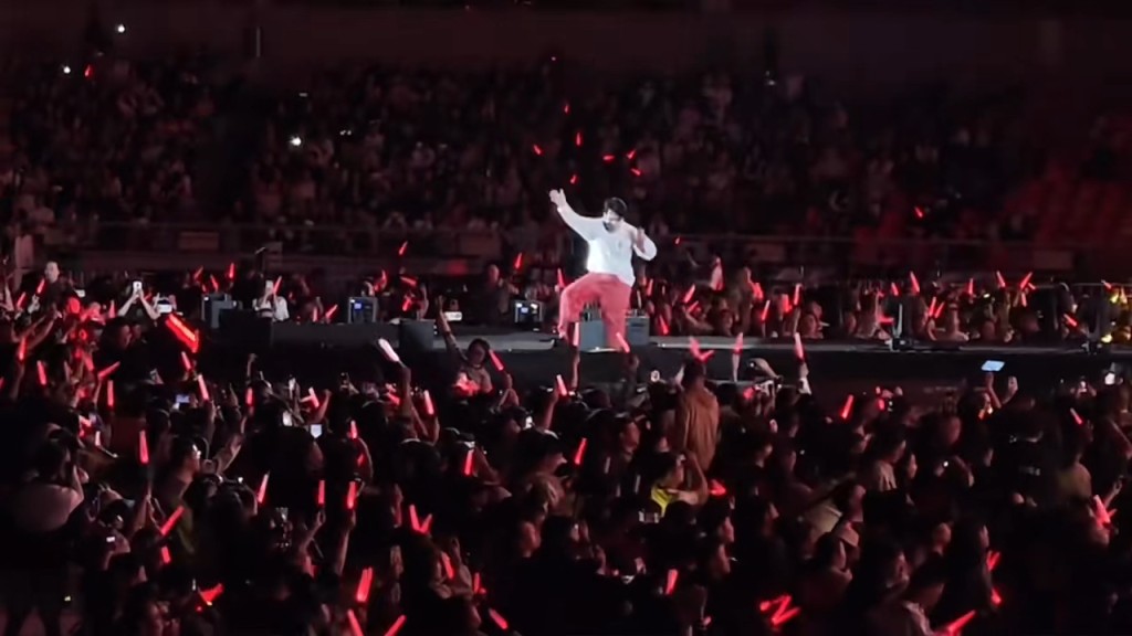 Aska Yang recovers after dramatic 2-meter fall during concert, celeb asia, aska yang, theHive.Asia, VS 0 14 1 0