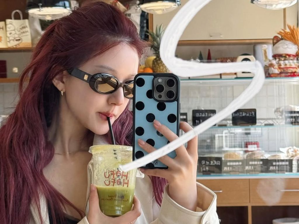 Zhao Lusi shades management with a green tea emoji