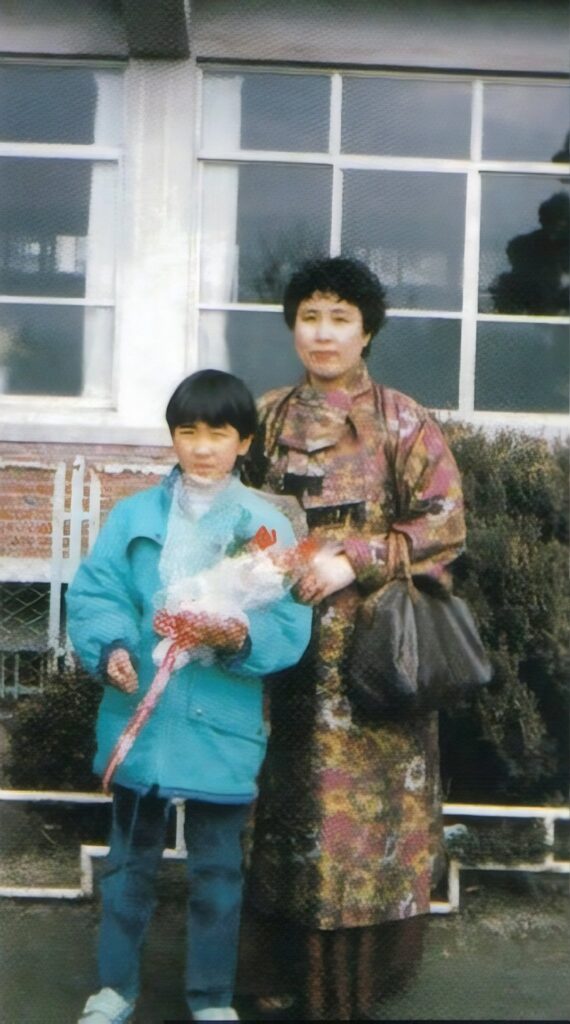 Song Seong-heon pays touching tribute to late mum | theHive.Asia Song Seong-heon pays touching tribute to late mum, celeb asia, Moon Myeong-ok, Song Seong-heon, theHive.Asia, GNWcjyxWYAAa1Ex
