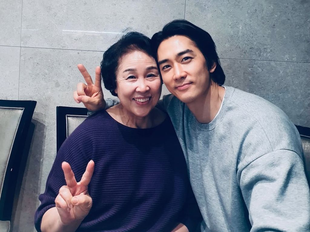 Song Seong-heon pays touching tribute to late mum