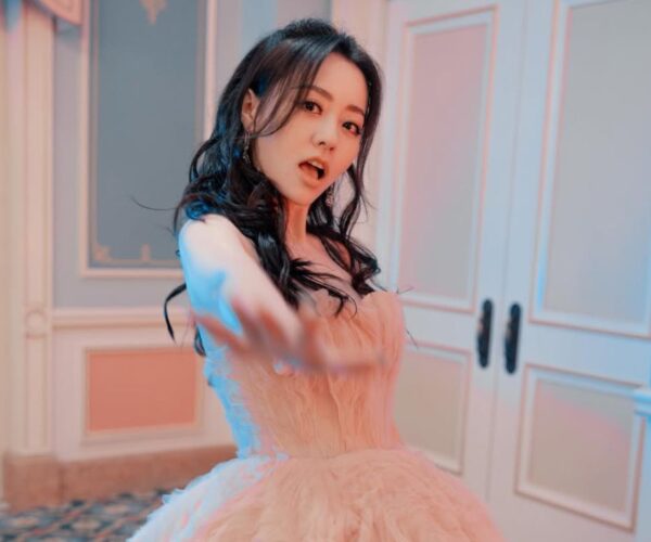 Jane Zhang powers through Xi’an concert after on-stage 2-metre fall