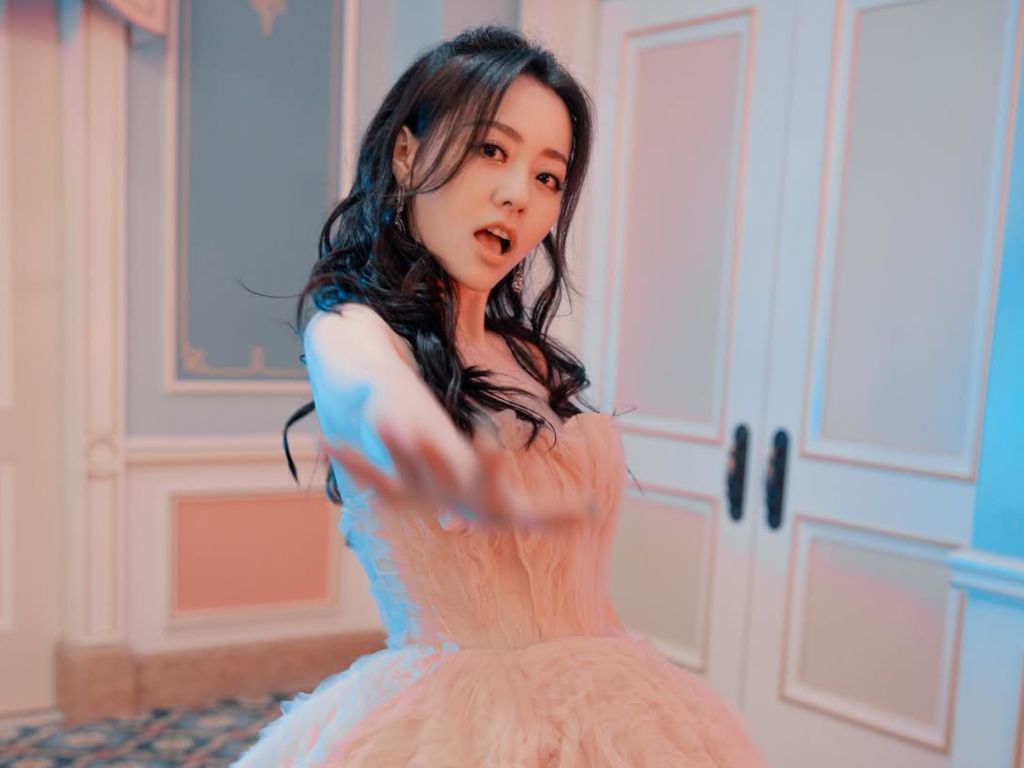 Jane Zhang powers through Xi’an concert after on-stage 2-metre fall