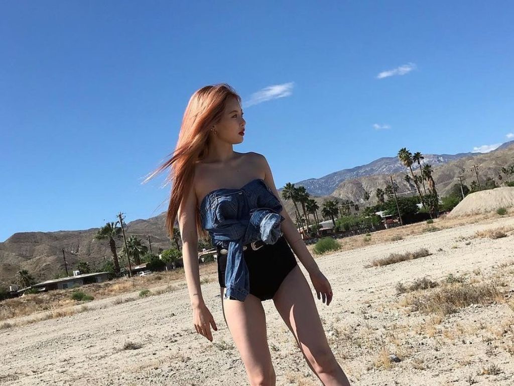 HyunA assures health after stage collapse