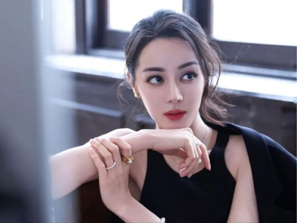 Meng Ziyi trips and falls at Tencent awards