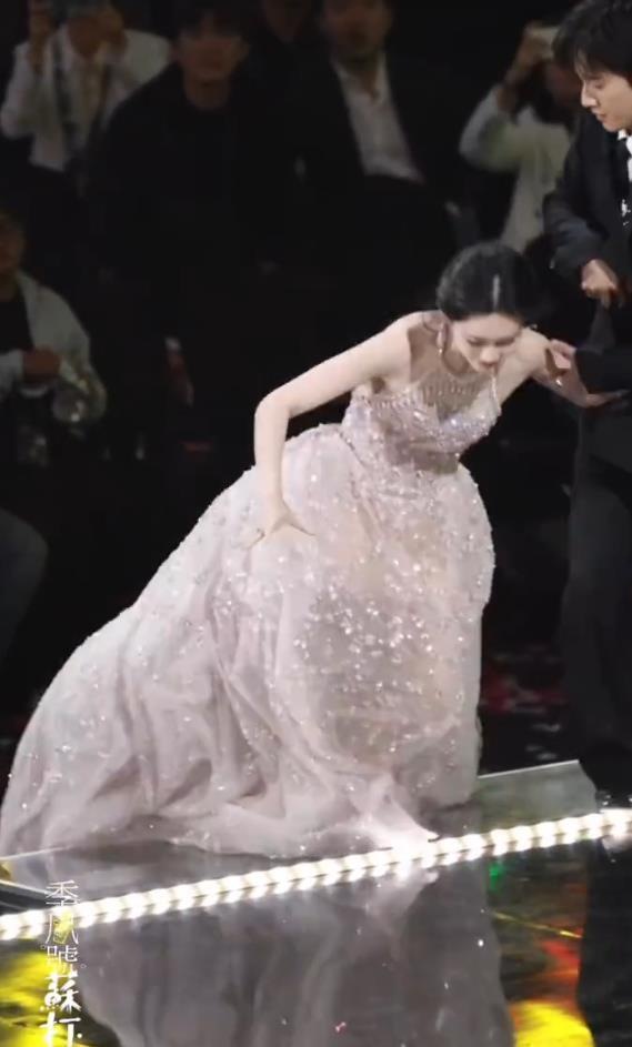 Meng Ziyi trips and falls at Tencent awards | theHive.Asia Meng Ziyi trips and falls at Tencent awards, celeb asia, meng ziyi, theHive.Asia, ziyi