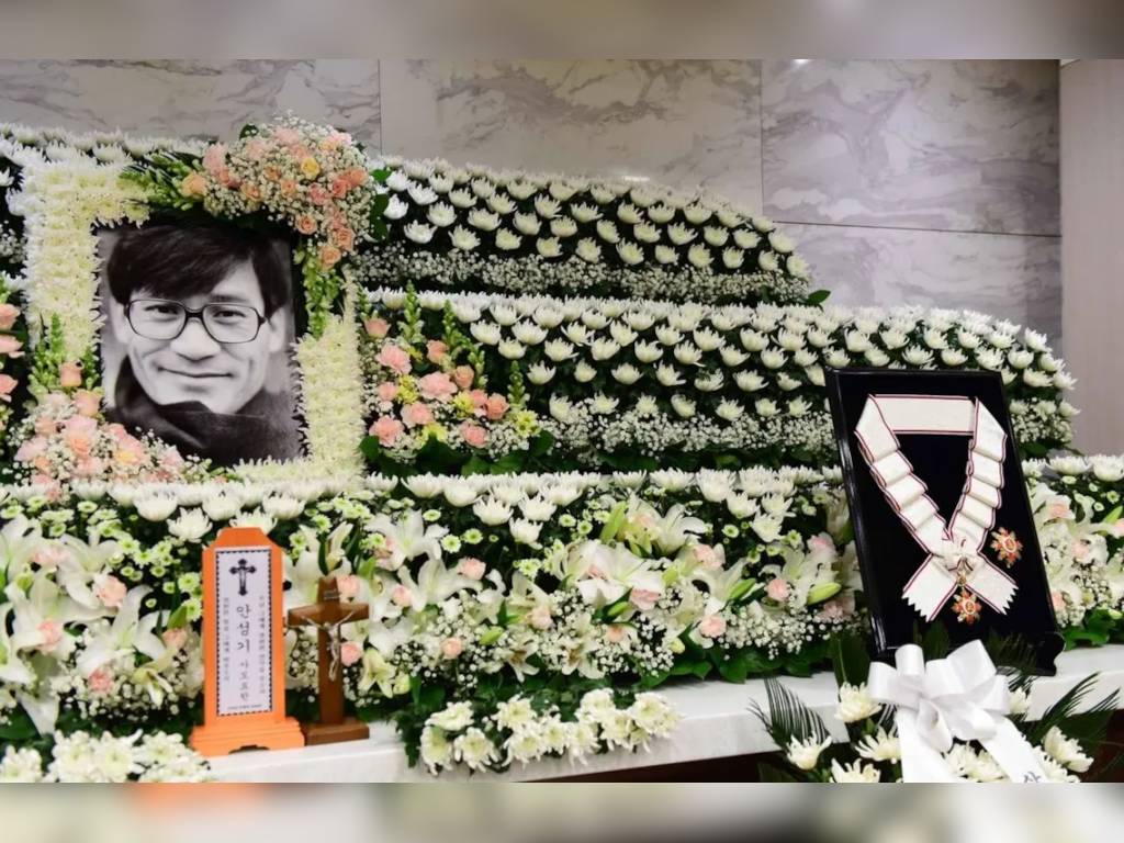 Ahn Sung-ki awarded Geumgwan Order of Cultural Merit posthumously