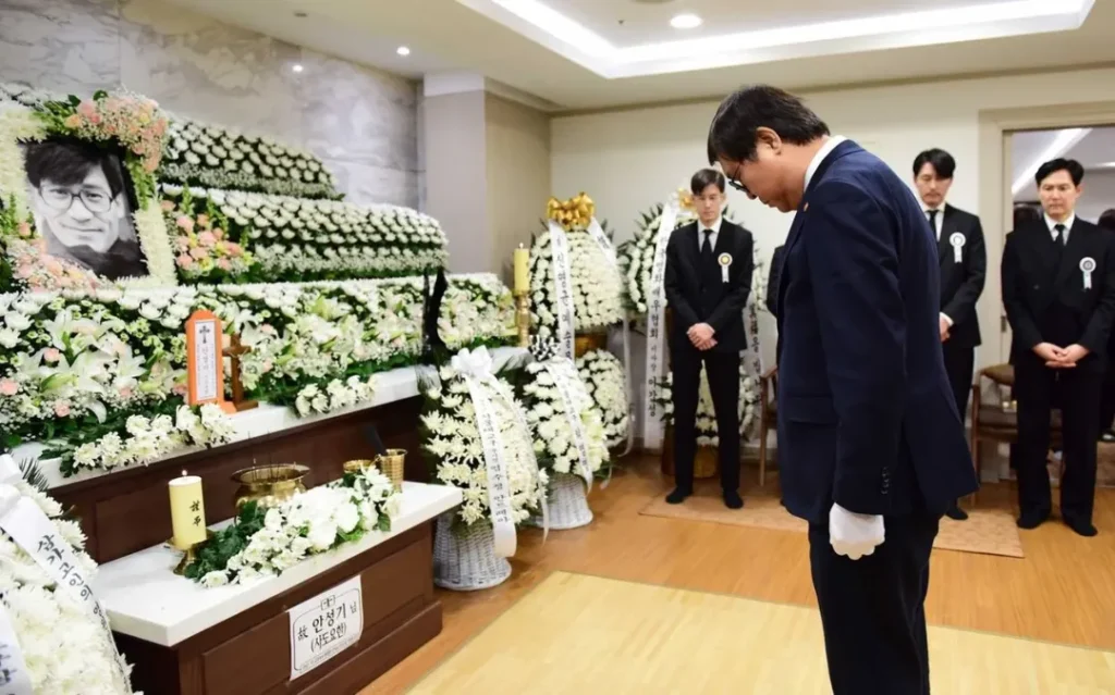 Ahn Sung-ki awarded Geumgwan Order of Cultural Merit posthumously | theHive.Asia Ahn Sung-ki awarded Geumgwan Order of Cultural Merit posthumously, celeb asia, Ahn Sung-ki, theHive.Asia