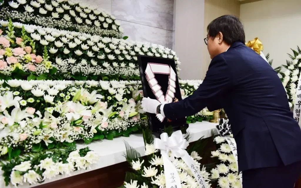 Ahn Sung-ki awarded Geumgwan Order of Cultural Merit posthumously | theHive.Asia Ahn Sung-ki awarded Geumgwan Order of Cultural Merit posthumously, celeb asia, Ahn Sung-ki, theHive.Asia