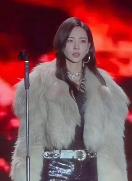 Kelly Yu assures health after passing out during performance | theHive.Asia Kelly Yu assures health after passing out during performance, celeb asia, kelly yu, theHive.Asia, kelly pass out