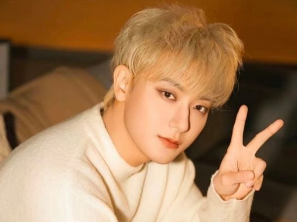 Huang Zitao reveals past struggle with alopecia areata