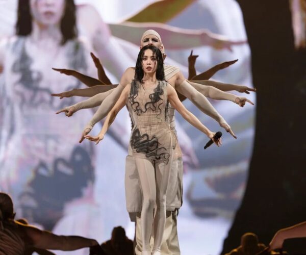 Jolin Tsai forgoes giant snake for a PLEASURE boat in China