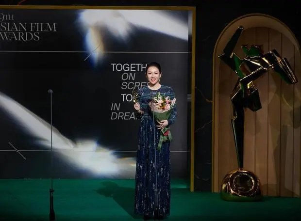 Zhang Ziyi wins Excellence in Cinema at the Asian Film Awards | theHive.Asia Zhang Ziyi wins Excellence in Cinema at the Asian Film Awards, asian film awards, celeb asia, zhang ziyi, theHive.Asia, zhang aaa