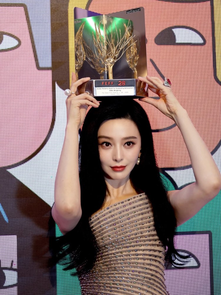 Fan Bingbing receives the Golden Mulberry at Udine Festival | theHive.Asia Fan Bingbing receives the Golden Mulberry at Udine Festival, fan bingbing, celeb asia, theHive.Asia
