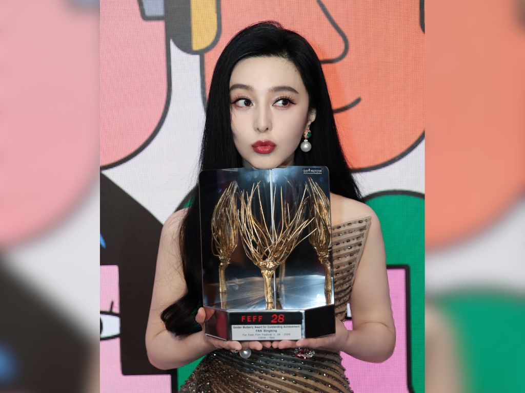 Fan Bingbing receives the Golden Mulberry at Udine Festival