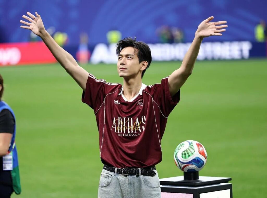 Li Xian is first Chinese artiste to participate in FIFA World Cup pre-match ceremony | theHive.Asia Li Xian is first Chinese artiste to participate in FIFA World Cup pre-match ceremony, celeb asia, FIFA World Cup, li xian, theHive.Asia, 6a38b0d0e4b08c07fcfb8184