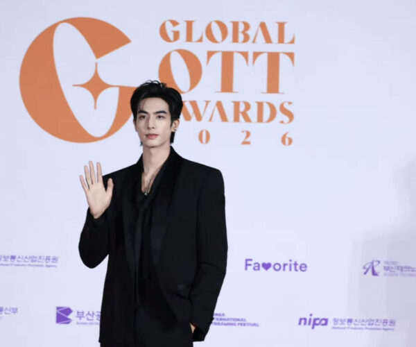 “Shine On Me” star Song Weilong takes home Popularity Award at Global OTT Awards