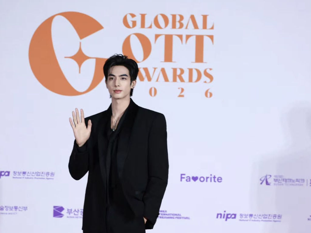“Shine On Me” star Song Weilong takes home Popularity Award at Global OTT Awards