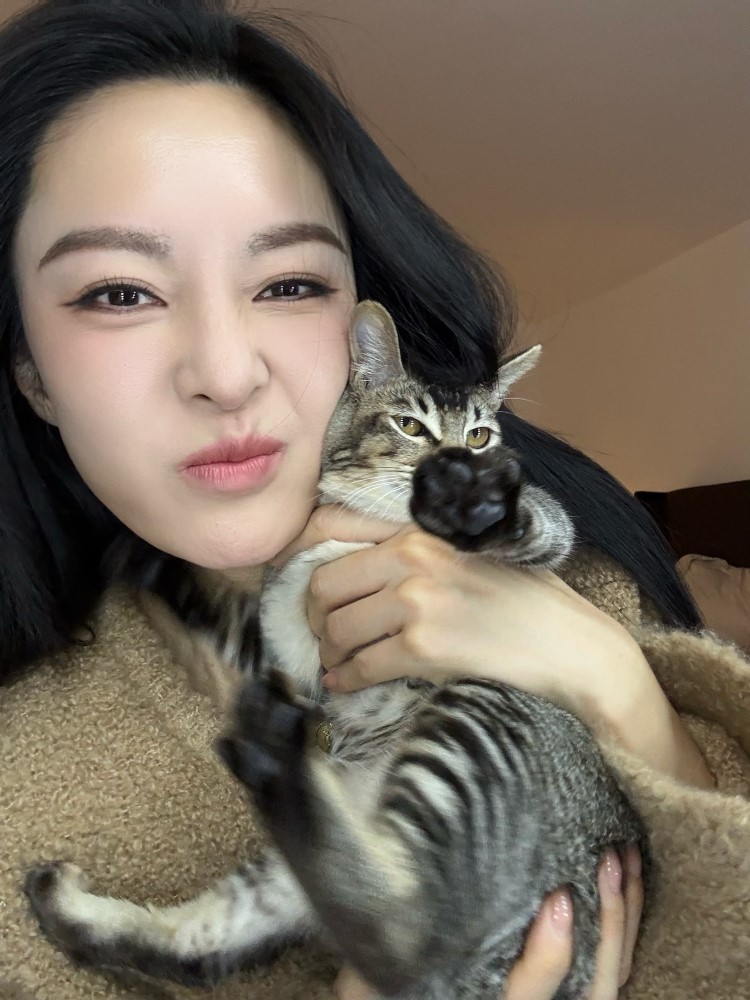 Ron Ng and Kelly Cheung spark romance rumours because of a cat | theHive.Asia Ron Ng and Kelly Cheung spark romance rumours because of a cat, celeb asia, kelly cheung, ron ng, theHive.Asia