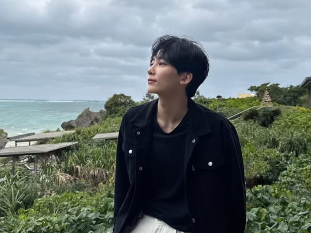 Jeonghan is first member of Seventeen to complete military service