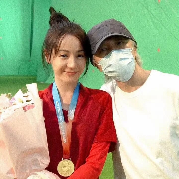 Stephen Chow praises Dilraba Dilmurat's dedication on "Kung Fu Soccer" set | theHive.Asia Stephen Chow praises Dilraba Dilmurat's dedication on "Kung Fu Soccer" set, celeb asia, Dilraba Dilmurat, stephen chow, theHive.Asia
