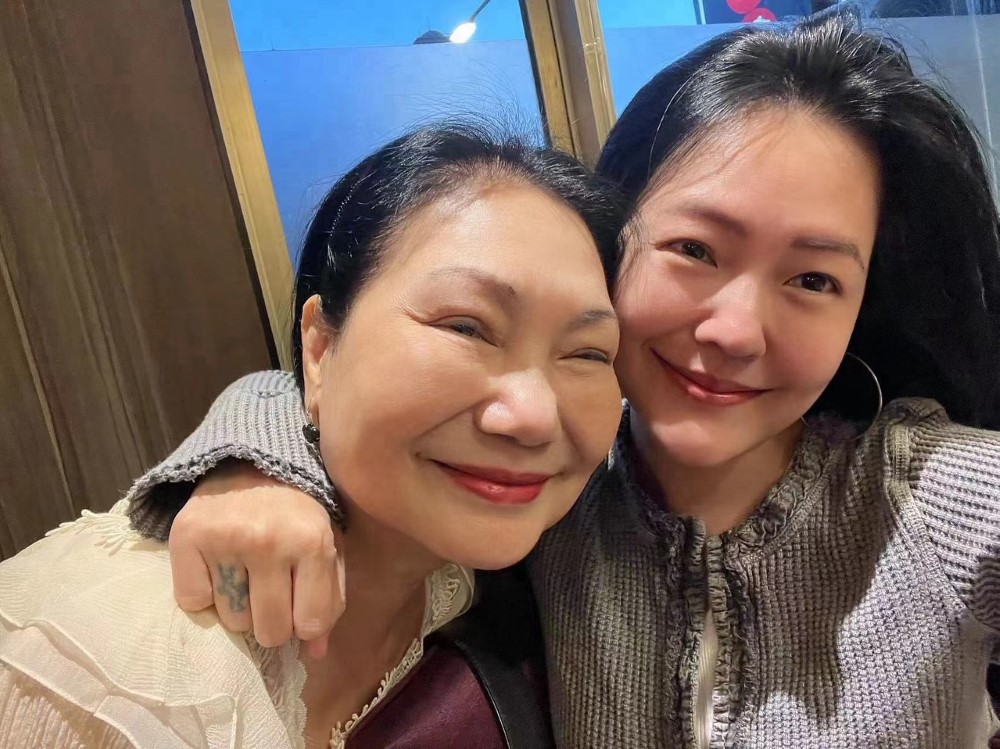 The Hsu family denies Barbie Hsu was planning to move to South Korea prior to passing | theHive.Asia The Hsu family denies Barbie Hsu was planning to move to South Korea prior to passing, barbie hsu, celeb asia, dee hsu, theHive.Asia, SnapInsta.to 458943162 18458908900005784 5921420132292477034 n