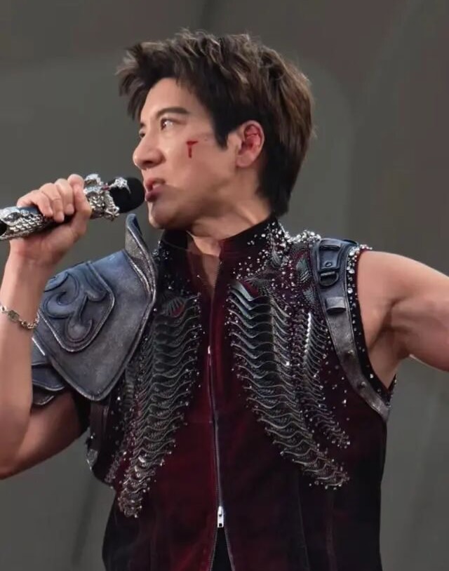 Wang Leehom needed 27 stitches after tripping on safety cable onstage | theHive.Asia Wang Leehom needed 27 stitches after tripping on safety cable onstage, celeb asia, wang leehom, theHive.Asia
